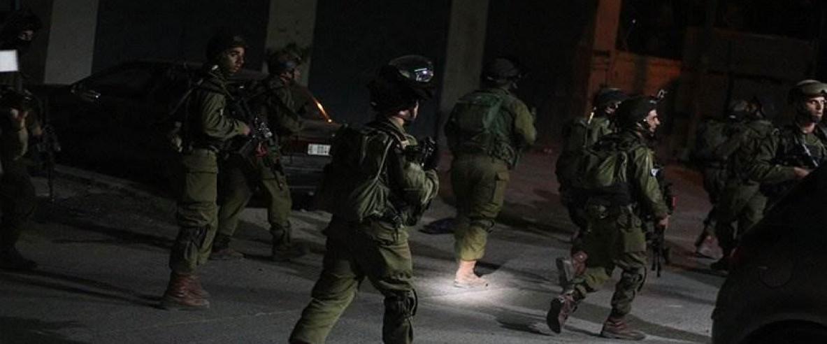 اعتقال فلسطيني ومداهمات بالضفة والقدس