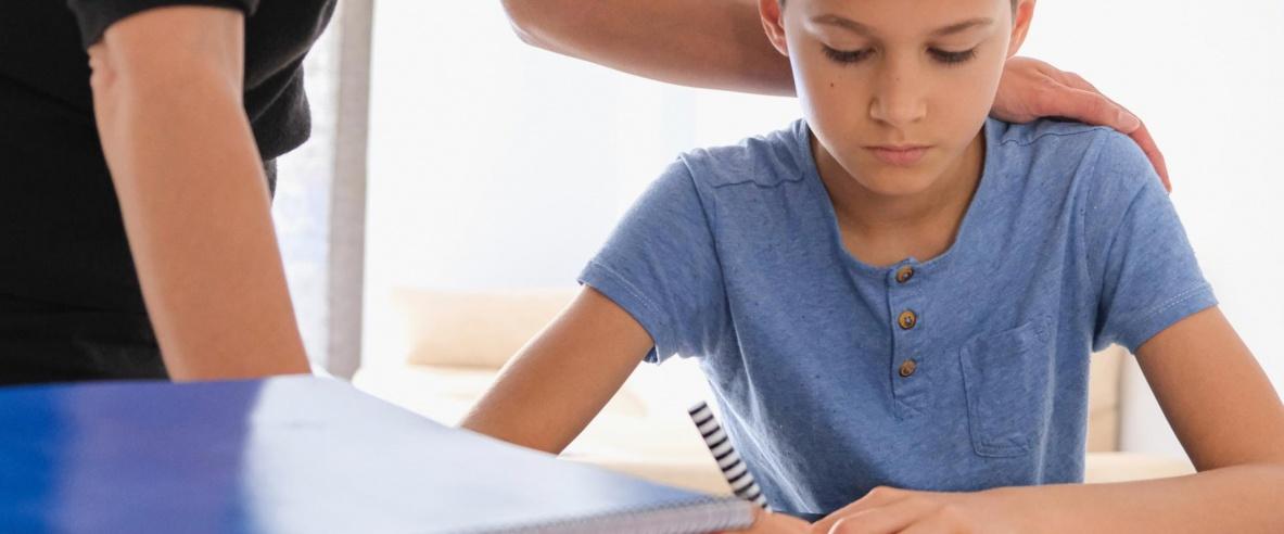 5 أسباب تحتم تعليم طفلك الكتابة اليدوية