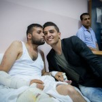 Mohamad-assaf-visting-wound people-jordan (7)
