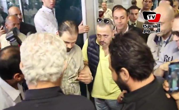 بالفيديو: جورج وسوف يصل مطار القاهرة بحالة صحية سيئة