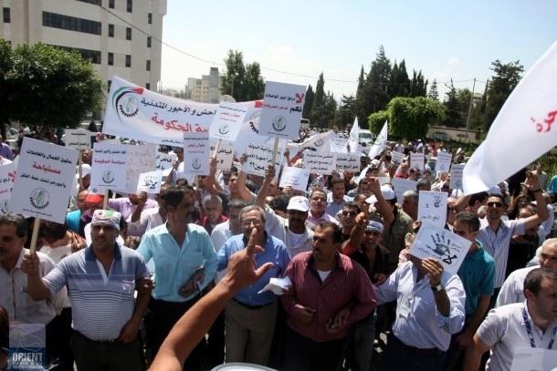 نقابة الموظفين: اضراب شامل يوم الخميس مع محاكمة بسام زكارنة