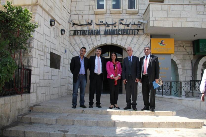 رئيسة بلدية بيت لحم تستقبل وزير الحكم المحلي وتطلعه على أبرز احتياجات المدينة