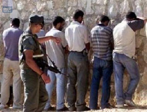 الاحتلال يعتقل 52 عاملا فلسطينيا