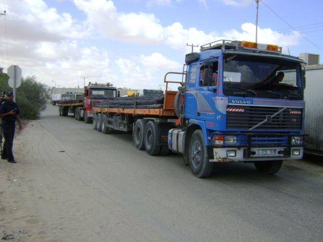 إدخال 580 شاحنة بضائع ومود إنشائية لغزة