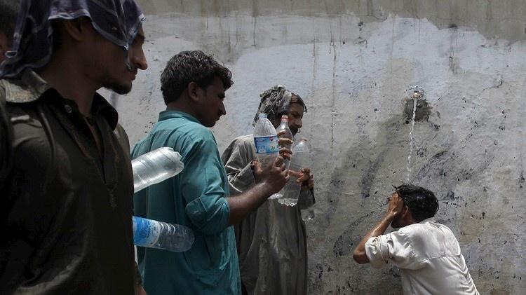 علماء دين في باكستان يحللون الإفطار بسبب موجة الحر