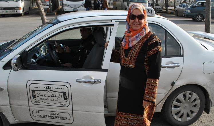 أردنية تقتحم عالم الرجال وتقود سيارة أجرة