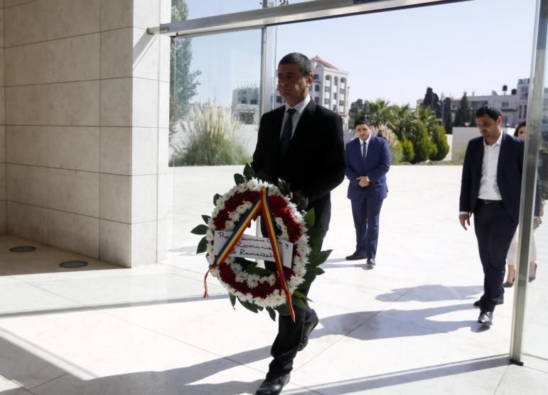 السفير الروماني الجديد يضع اكليلا من الزهور على ضريح القائد الرمز ياسر عرفات.