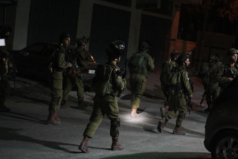 قوات الاحتلال تعتقل 12 مواطنًا بالضّفة
