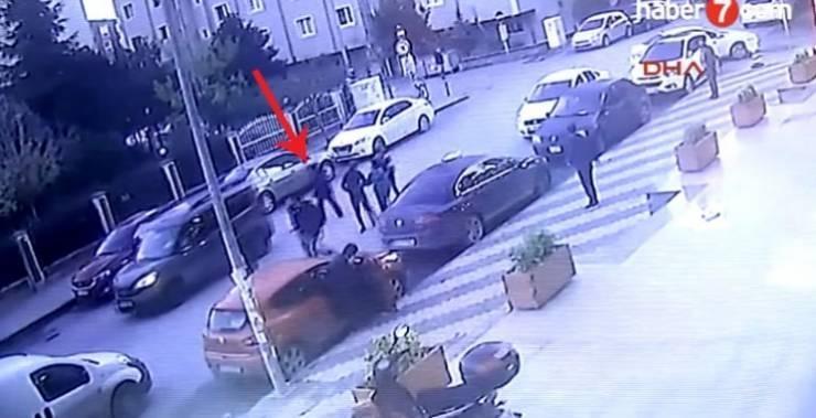 فيديو| امرأة تفقد حياتها سحقاً بشكل مروّع تحت سيارة في إسطنبول!