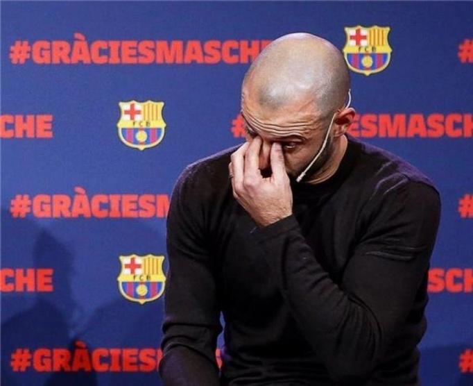ماسكيرانو يقاوم دموعه في وداع برشلونة