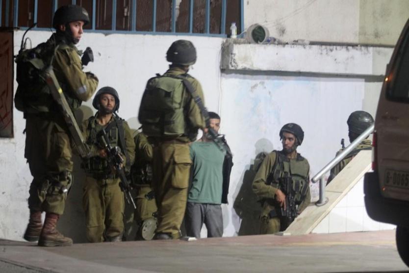 قوات الاحتلال تعتقل 18 مواطنا خلال عمليات دهم بالضفة الغربية