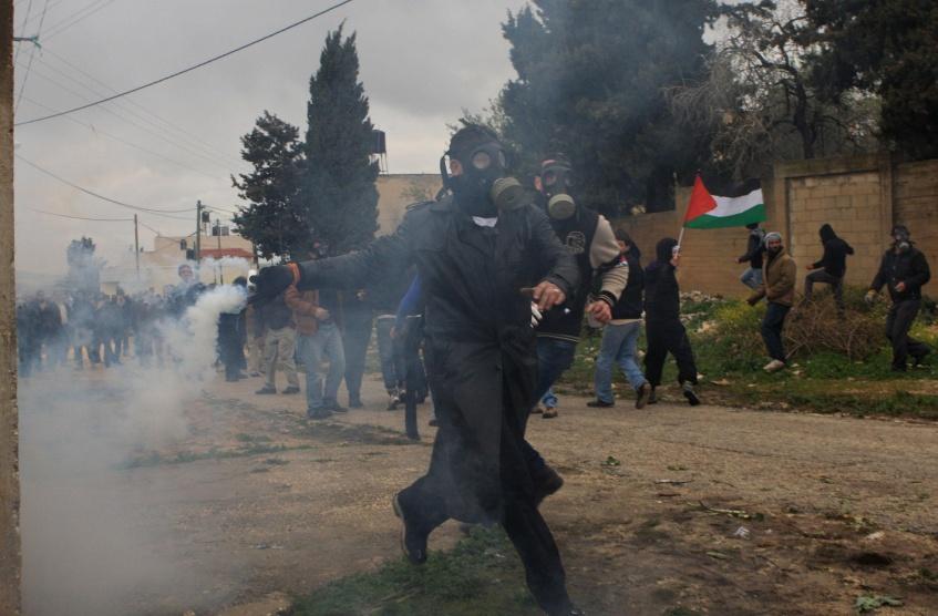 اختناق طلبة ومعلمين بإطلاق قوات الاحتلال غازًا على مدرسة بالخليل