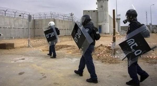 قوات القمع الاسرائيلية تقتحم قسم (1) في معتقل “نفحة”