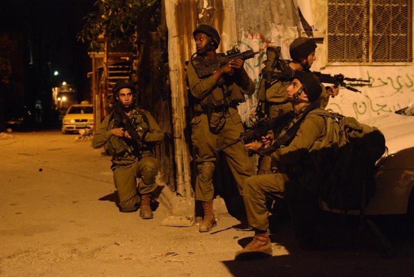 الاحتلال يعتقل 12 مواطناً ويداهم عدة مدن في الضفة الغربية
