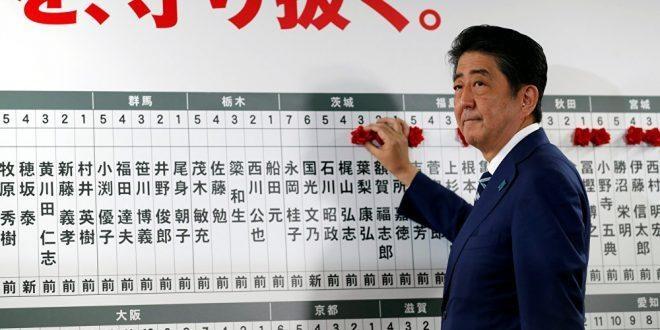 رئيس وزراء اليابان يعتذر وسط “فضيحة” ويتعهد بمراجعة الدستور