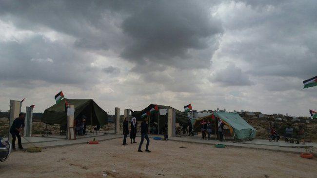 الاحتلال يصادر الخيام المقامة على أنقاض مدرسة زنوتا جنوب الخليل