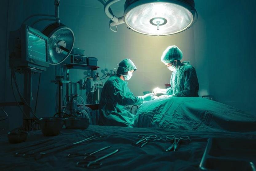 جراح يخلط بين مريضين على سرير العمليات!