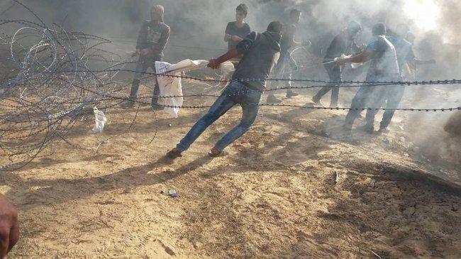 شبان يخترقون السياج ويحرقون موقعا للاحتلال