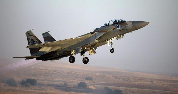 طائرة إسرائيلية تستهدف مجموعة من المواطنين شرق رفح دون إصابات