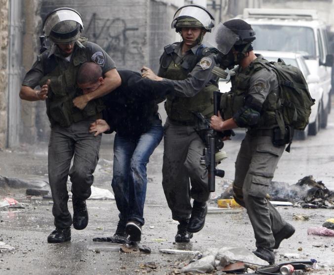 الاحتلال يعتدي على فتى ويعتقل شاب في القدس