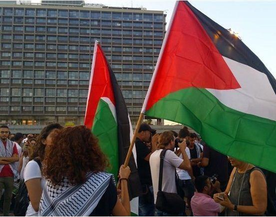 مشروع قانون إسرائيلي: السجن لمدة عام لمن يرفع العلم الفلسطيني