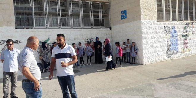 أهالي “العيسوية” يحتجون على بلدية الاحتلال في القدس لنقص الغرف الصفية