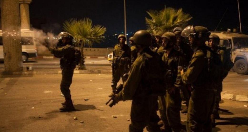 الاحتلال يعتقل 10 فلسطينيين من الضفة