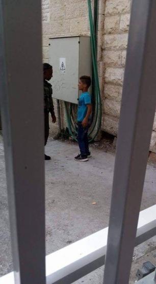 الاحتلال يعتقل طفلاً بدعوى حيازته سكيناً في الخليل