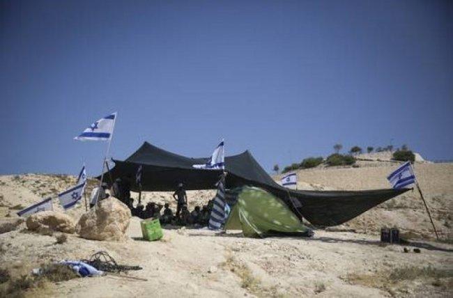 مستوطنون ينصبون خيمة فوق أراضي جنوب بيت لحم