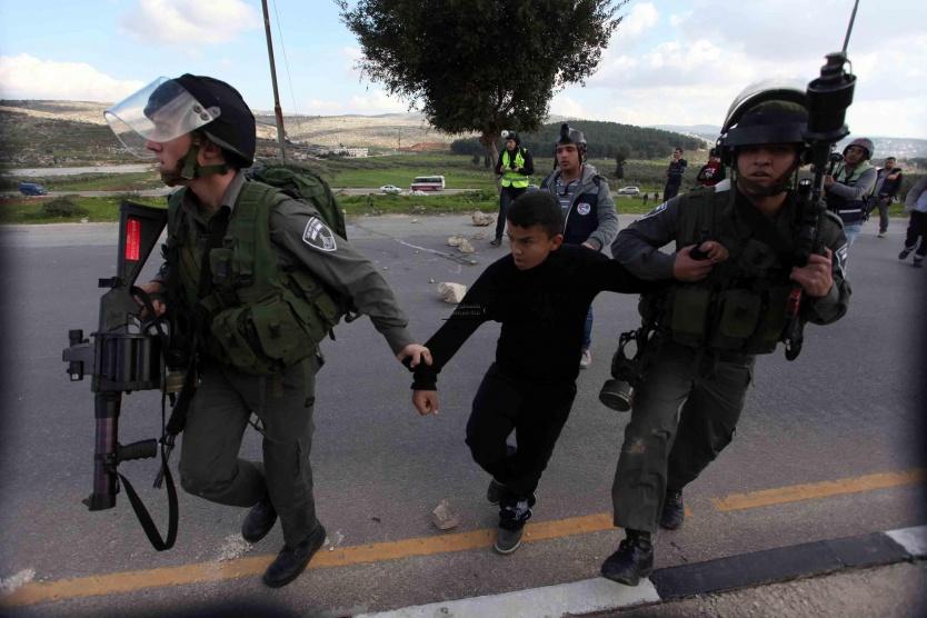 الاحتلال يعتقل طفلًا بعد الاعتداء عليه في الخليل