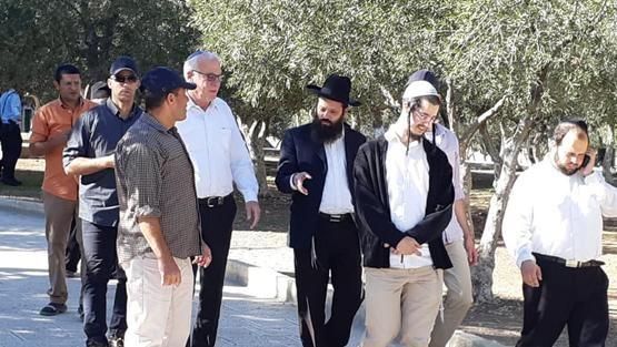وزير الزراعة الاسرائيلي ومستوطنون يقتحمون الأقصى