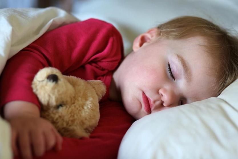 هل استيقاظ طفلك ليلًا أمر طبيعي؟
