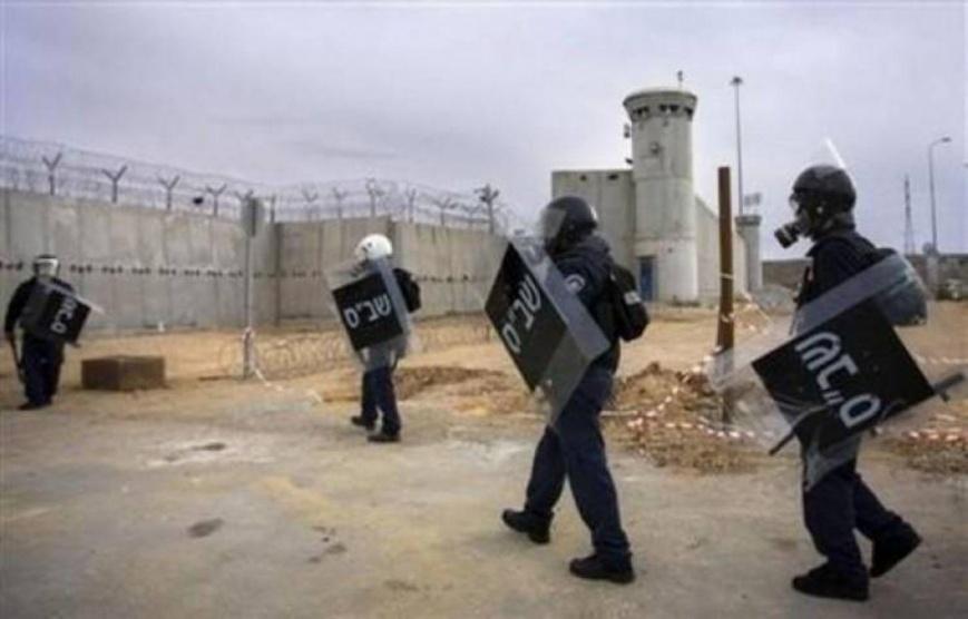 حكومة الاحتلال تعد مشروعا يسمح بتفتيش الأسرى الفلسطينيين وهم عراة
