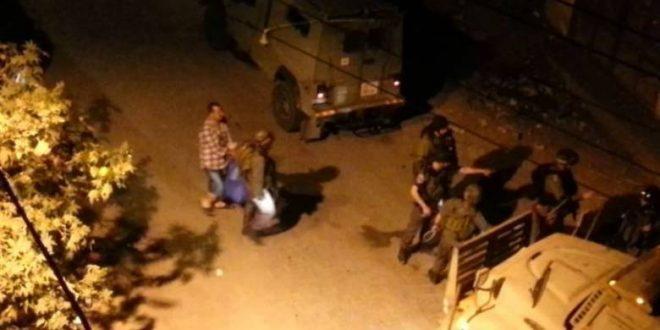 الاحتلال يعتقل طفلاً جريحاً ويعتدي على مواطن في النبي صالح
