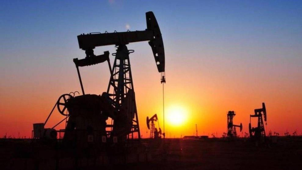 النفط يسجل أول خسائر سنوية منذ 2015