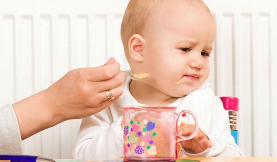 كيف نتصرف إذا لم يرغب الطفل في الأكل؟