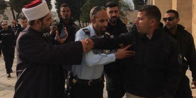 الاحتلال يعتقل 5 من حراس الأقصى قبل الانسحاب من باحاته