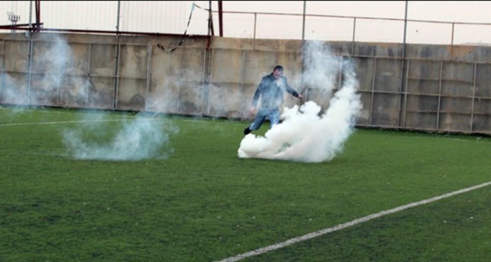 إصابة لاعبين بالاختناق جراء إطلاق الاحتلال قنابل غاز في محيط ستاد الخضر