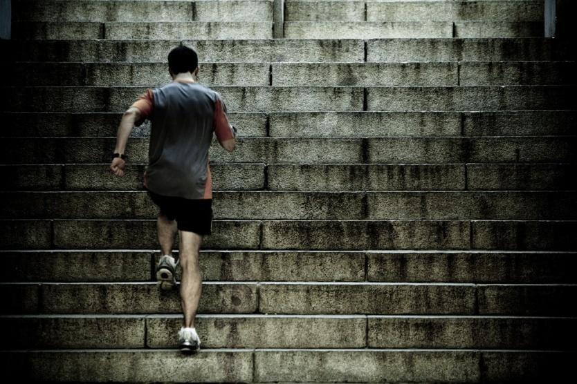 باحثون: صعود الدرج يحسن صحة القلب
