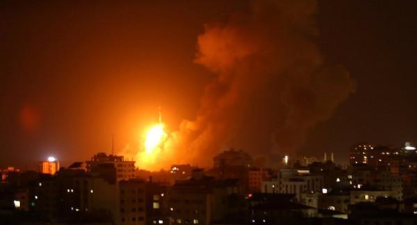 طائرات الاحتلال تقصف موقعاً للمقاومة شرق البريج وسط قطاع غزة