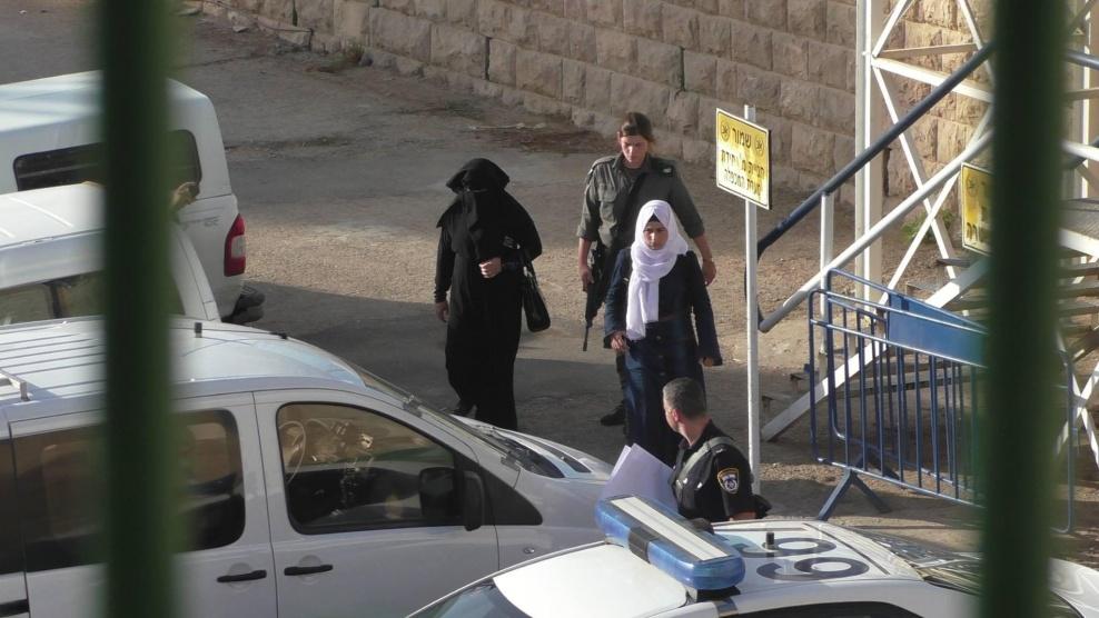 الاحتلال يعتقل فتاة بالخليل بزعم حيازتها لسكين