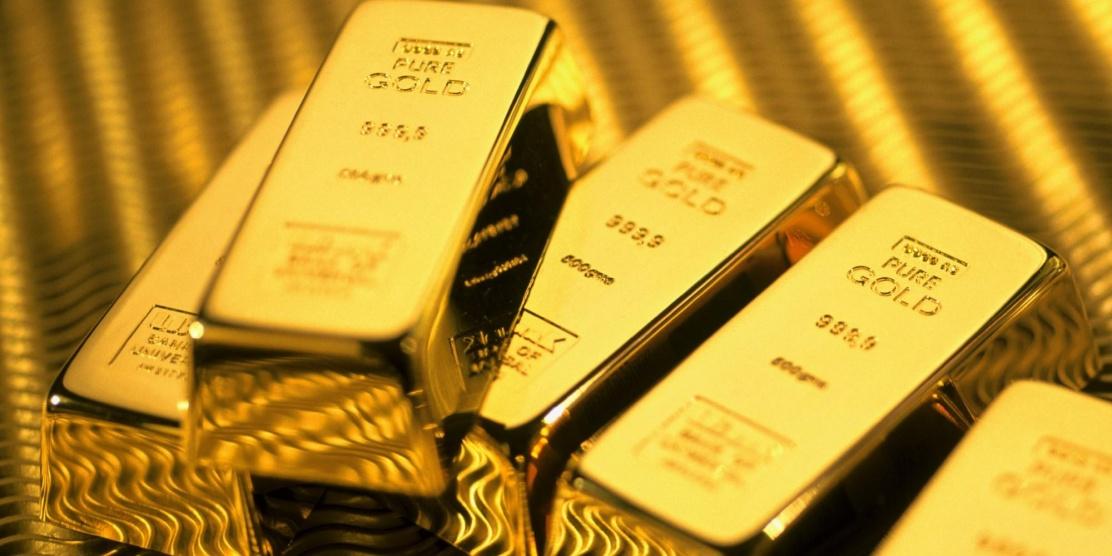 البيانات الأميركية تهبط بالذهب وتصعد بالدولار