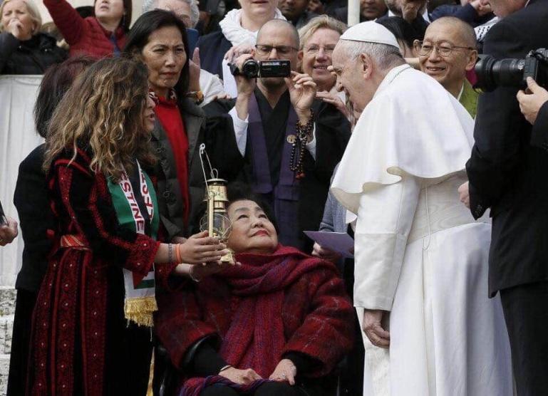 الصحفية الصغيرة الطالبة جنى وثلاث من رفيقاتها في العالم يسلمن بابا الفاتيكان شعلة السلام