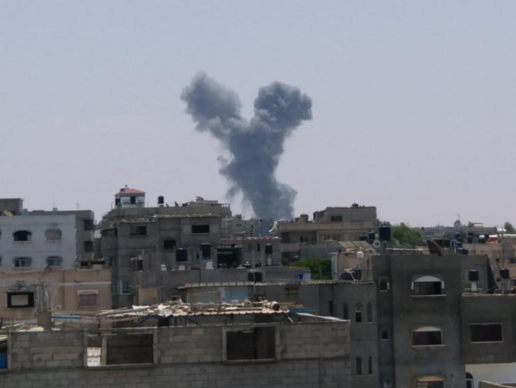 قصف على غزة وإطلاق صافرات الإنذار في 