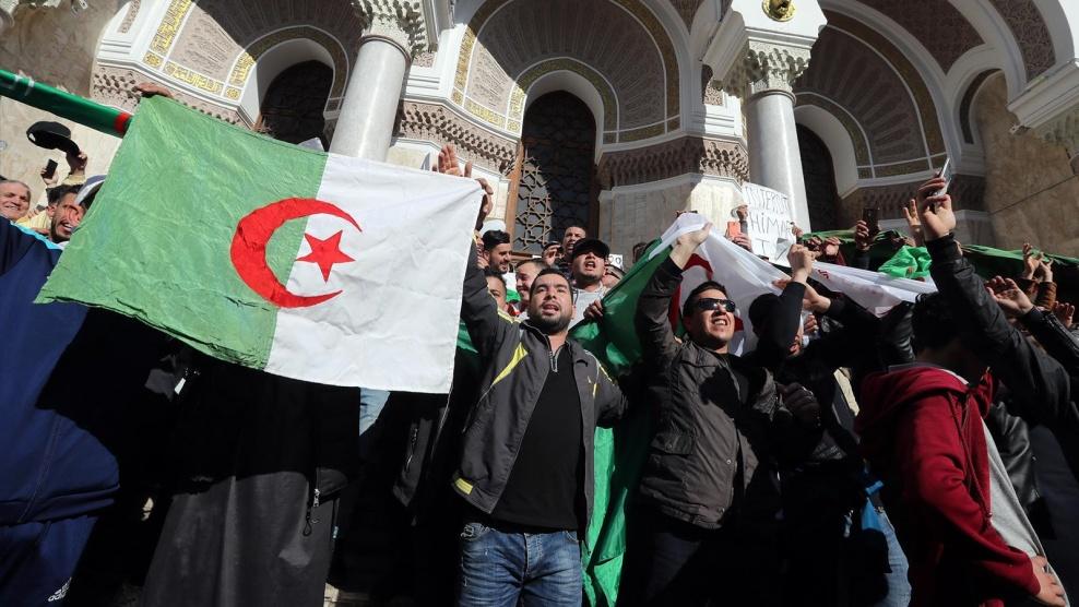 الحراك الشعبي يتسع بالجزائر والمعارضة تقترح خريطة طريق