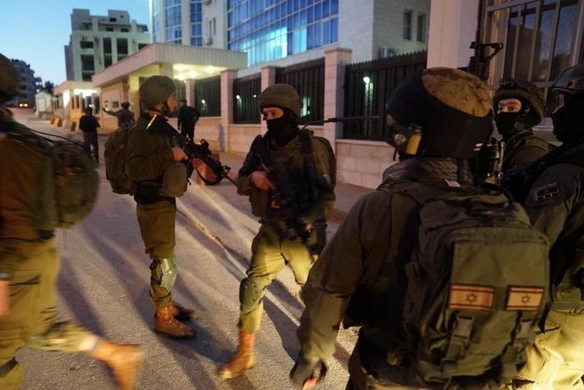 الاحتلال يعتقل 19 فلسطينيا من الضفة
