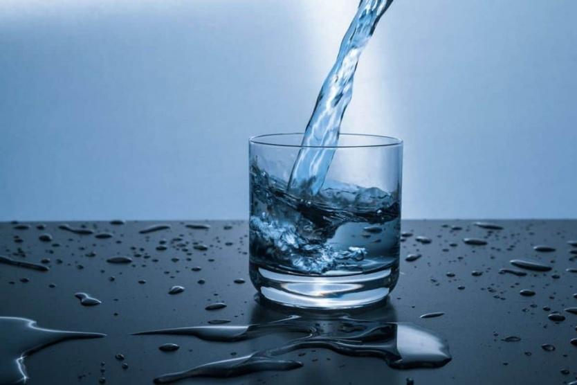‫كيف تمد جسمك بالماء بطريقة صحية؟
