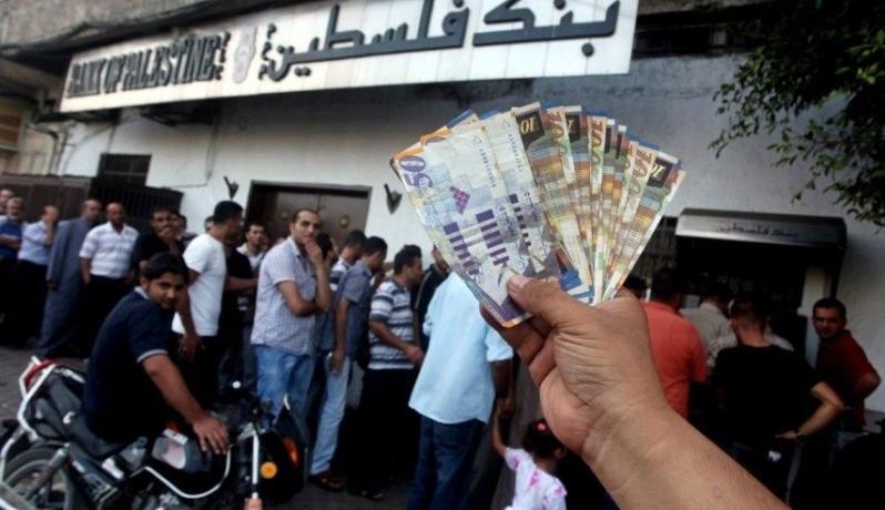 مختص اقتصادي يحذر من أزمة سيولة قريبة في غزة