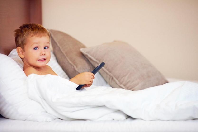 كم ساعة يجلس طفلك أمام الشاشة؟
