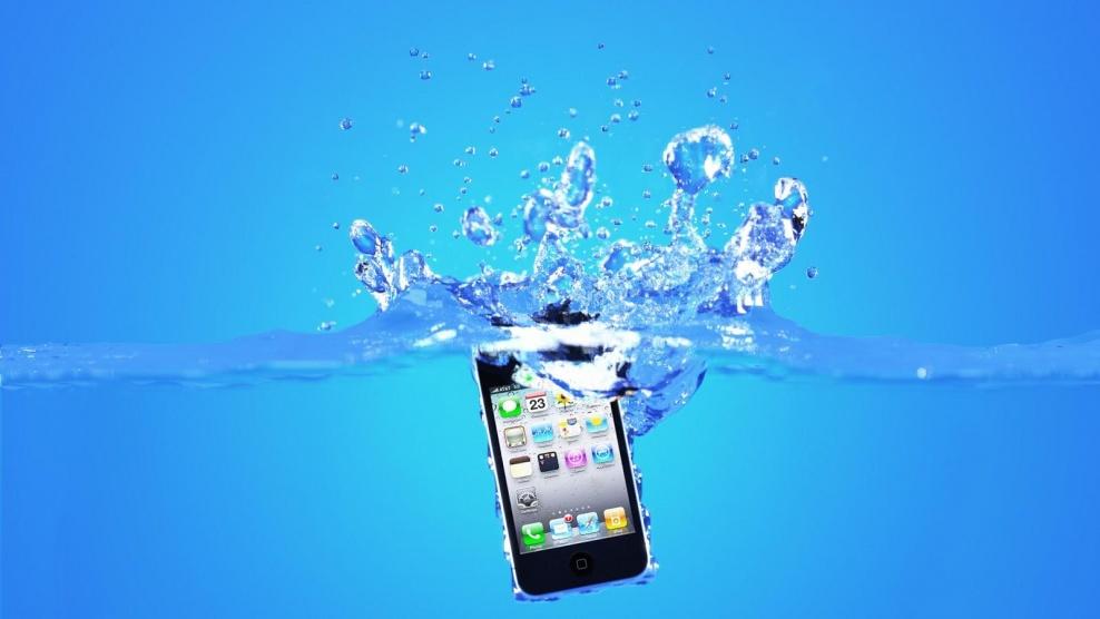 كيف تنقذ هاتفك الذي سقط في الماء؟